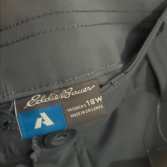 Eddie Bauer Women's Gray Cargo Shorts Size 18W - Picture 3 of 8